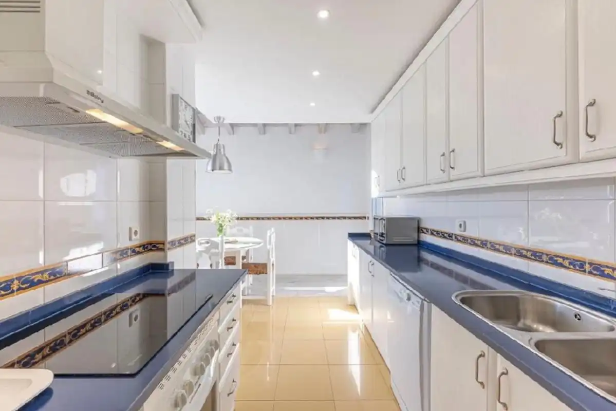 Küche von Wohnung zum Verkauf in Marbella mit Klimaanlage, Heizung und Schwimmbad