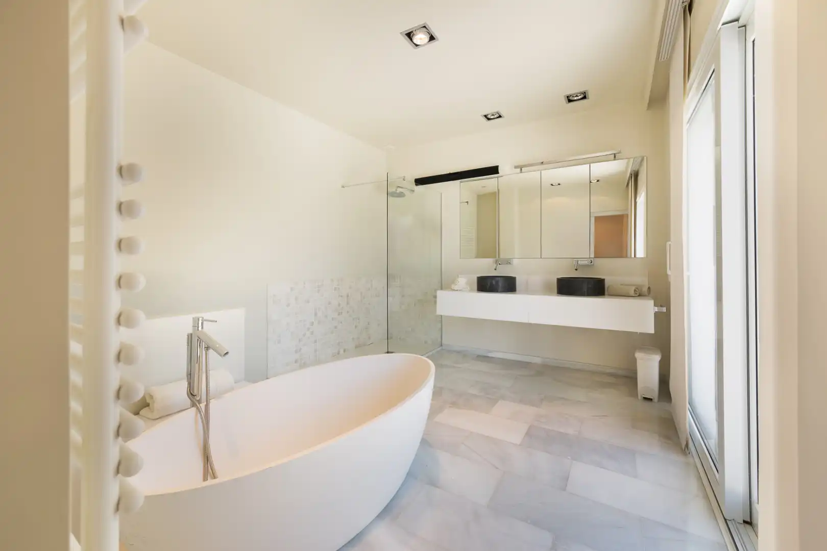 Badezimmer von Haus oder Chalet zum Verkauf in Marbella mit Klimaanlage, Privatgarten und Terrasse