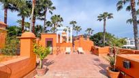 Vista exterior de Casa o xalet en venda en Marbella amb Aire condicionat, Terrassa i Balcó