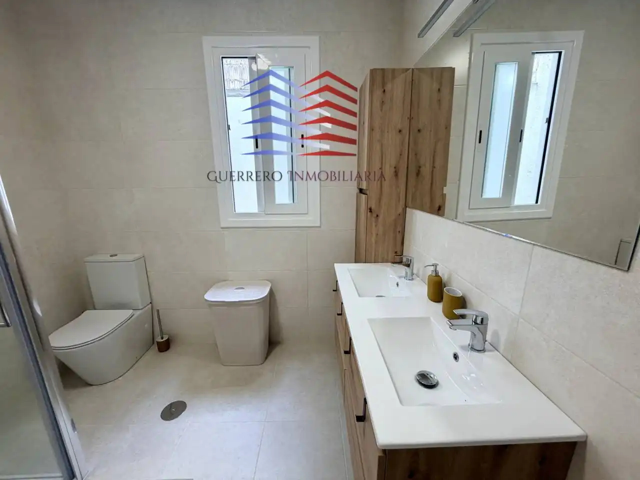 Badezimmer von Wohnung zur Miete in Ourense Capital  mit Heizung, Parkett und Möbliert