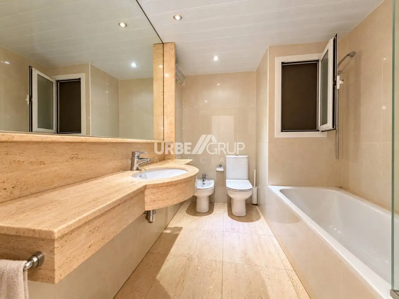 Badezimmer von Wohnung zum Verkauf in Terrassa mit Terrasse und Balkon