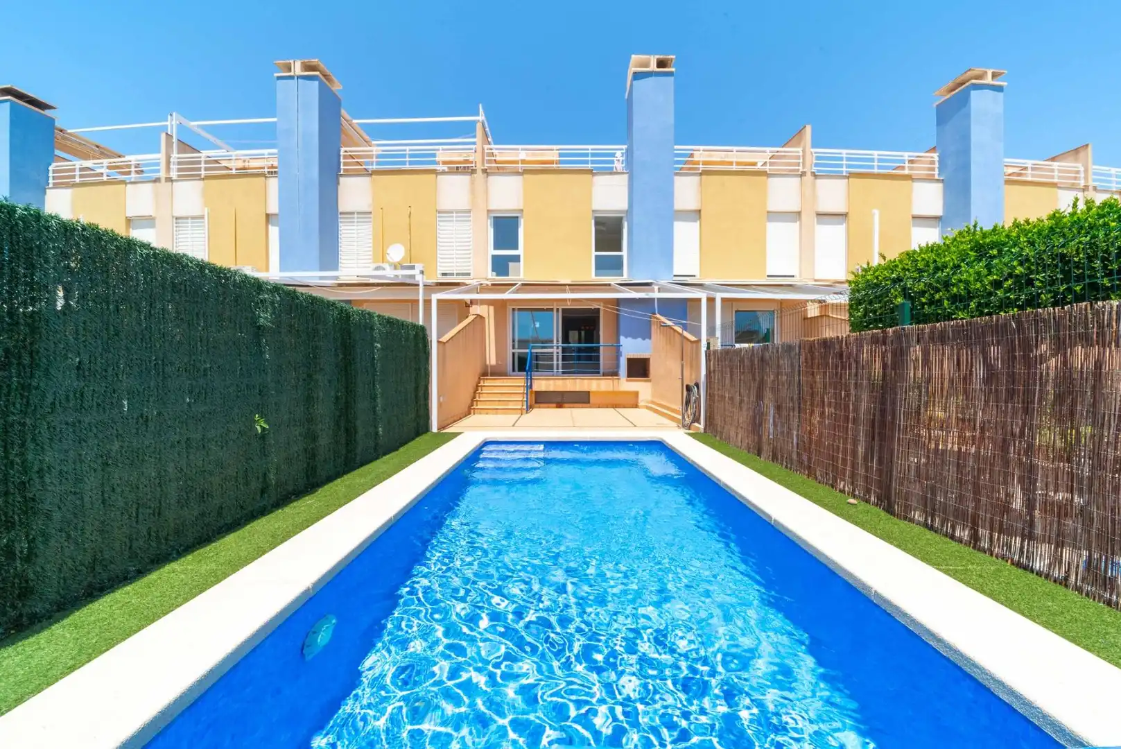 Piscina de Casa adosada en venda en Orihuela amb Aire condicionat, Piscina i Moblat