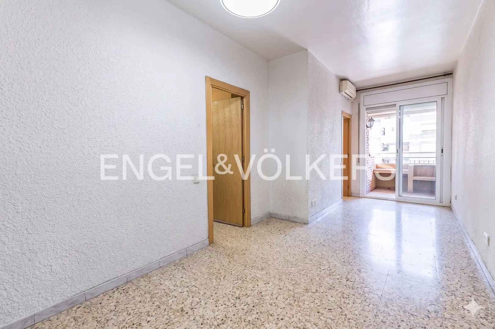 Flat for sale in Barcelona  with Air Conditioner, Heating and Balcony