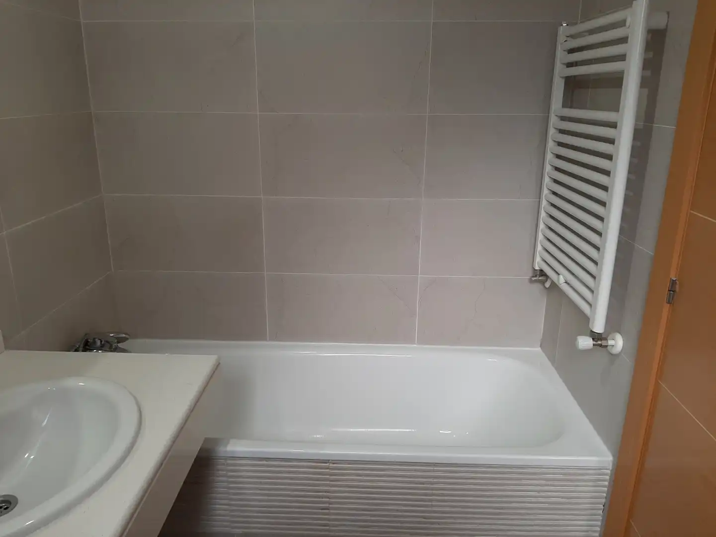 Baño de Piso de alquiler en Alcalá de Henares con Aire acondicionado, Calefacción y Jardín privado