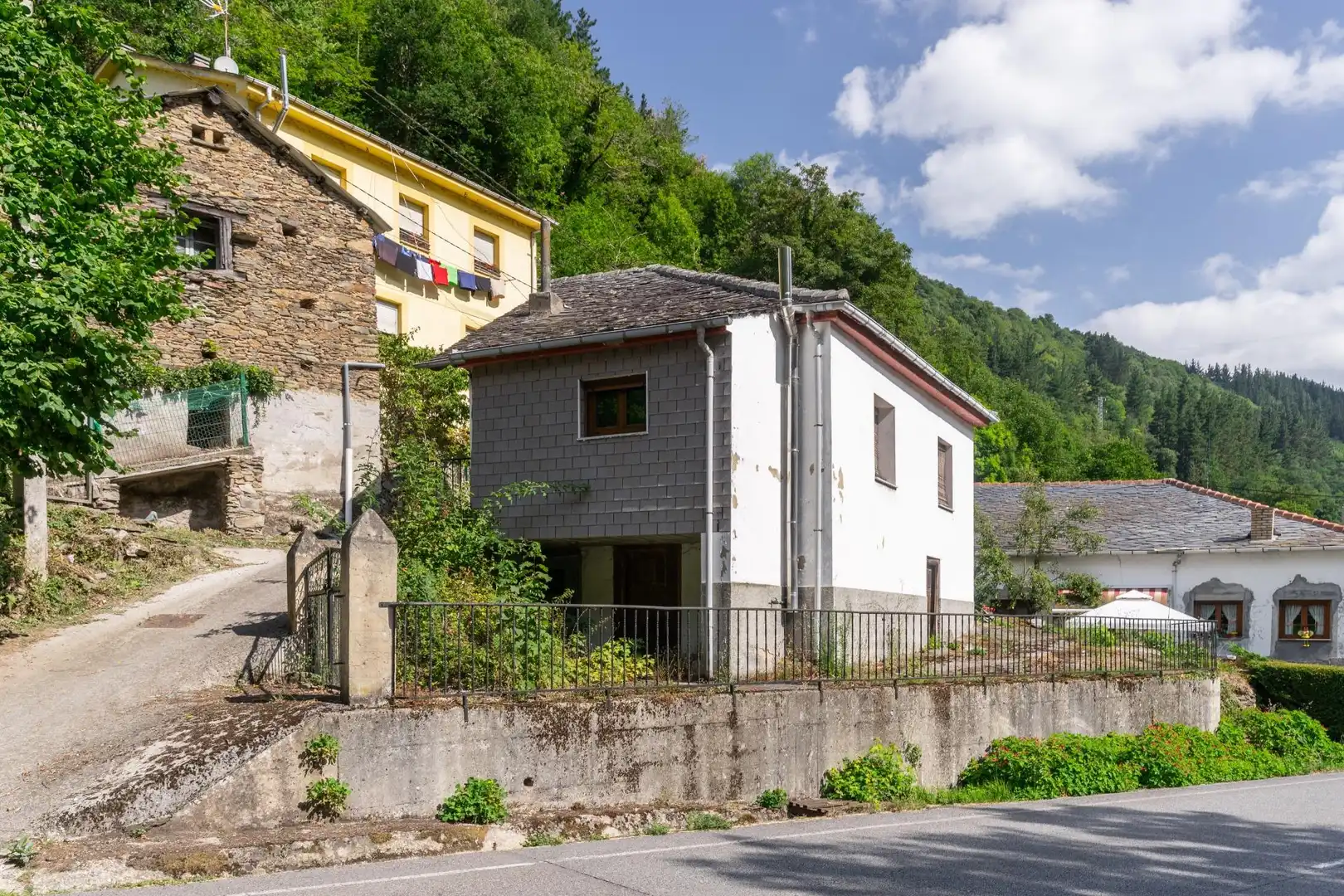 Vista exterior de Finca rústica en venda en Cangas del Narcea amb Calefacció i Traster