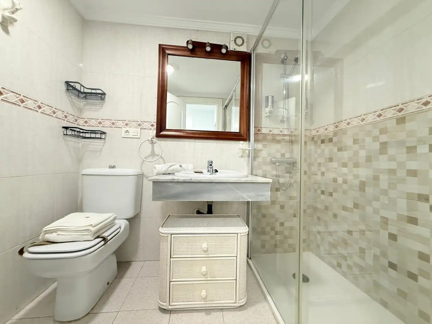Bathroom of Apartments for sale in Fuengirola  with Air Conditioner, Terrace and Balcony