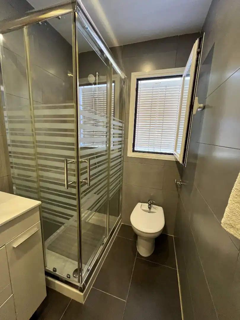 Baño de Piso en venta en Alicante / Alacant con Terraza, Trastero y Amueblado