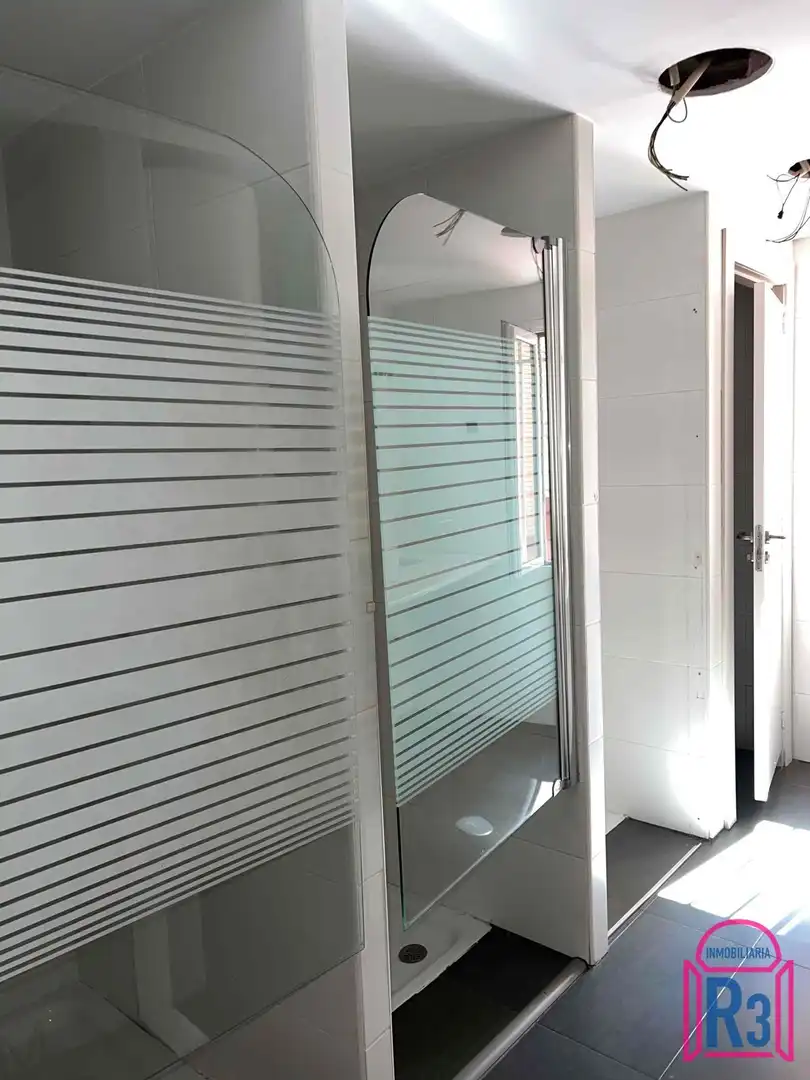 Badezimmer von Büro zum Verkauf in León Capital  mit Heizung