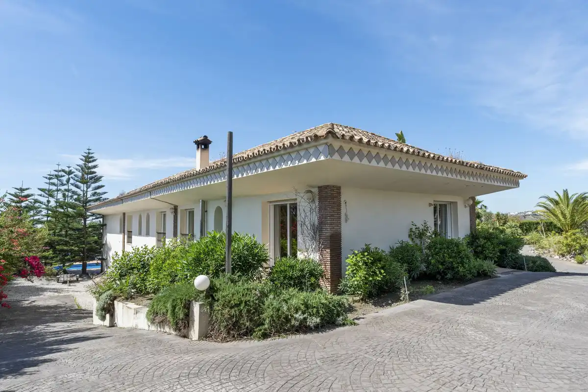 Vista exterior de Casa o xalet en venda en Benahavís amb Aire condicionat, Jardí privat i Terrassa