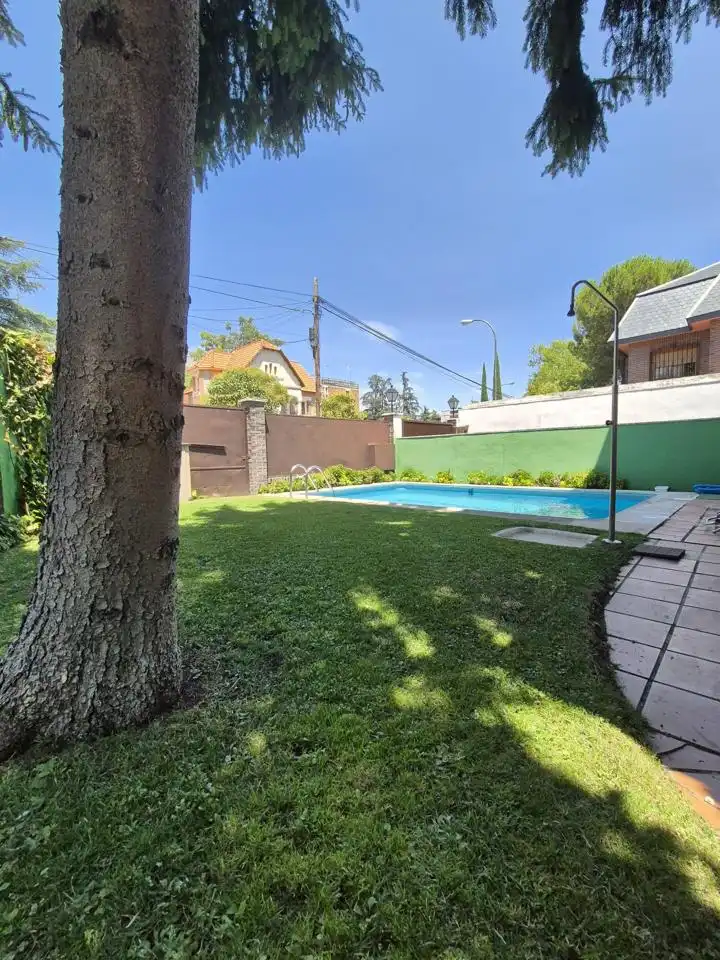 Piscina de Casa adosada de lloguer en Madrid amb Aire condicionat, Calefacció i Jardí privat
