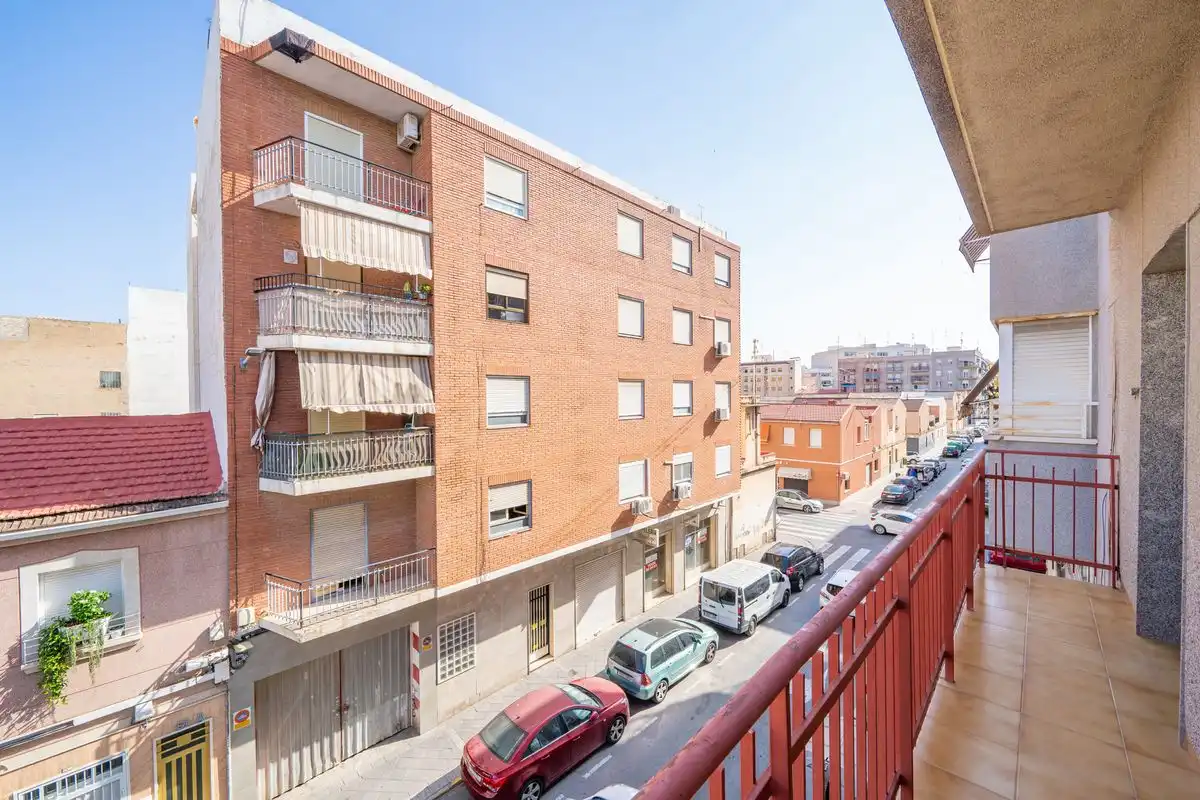 Vista exterior de Pis en venda en Elche / Elx amb Calefacció, Terrassa i Moblat