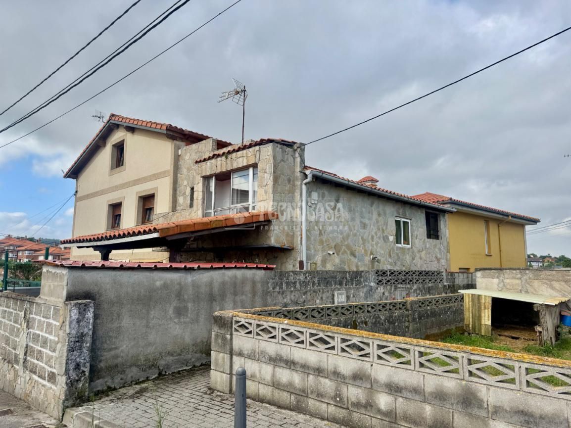 Vista exterior de Casa adosada en venda en Santander amb Calefacció