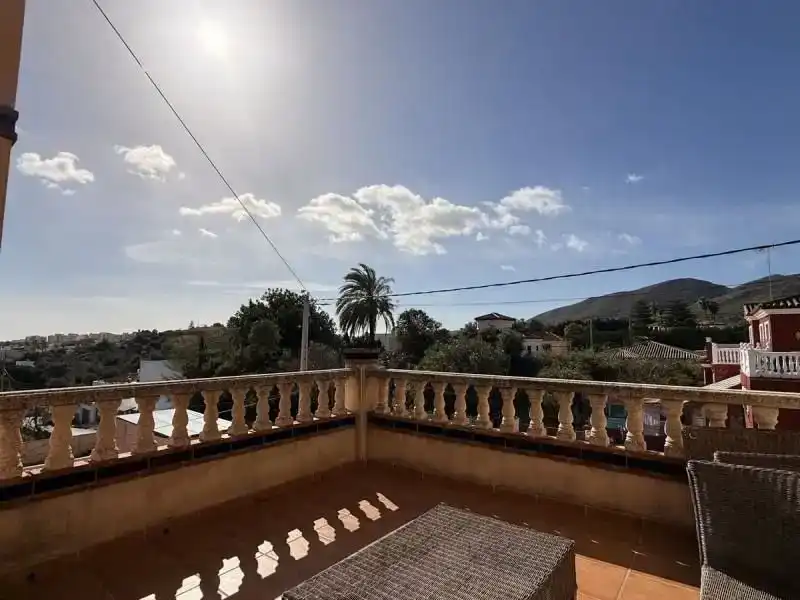 Vista exterior de Casa o xalet en venda en Torremolinos amb Aire condicionat, Piscina i Balcó