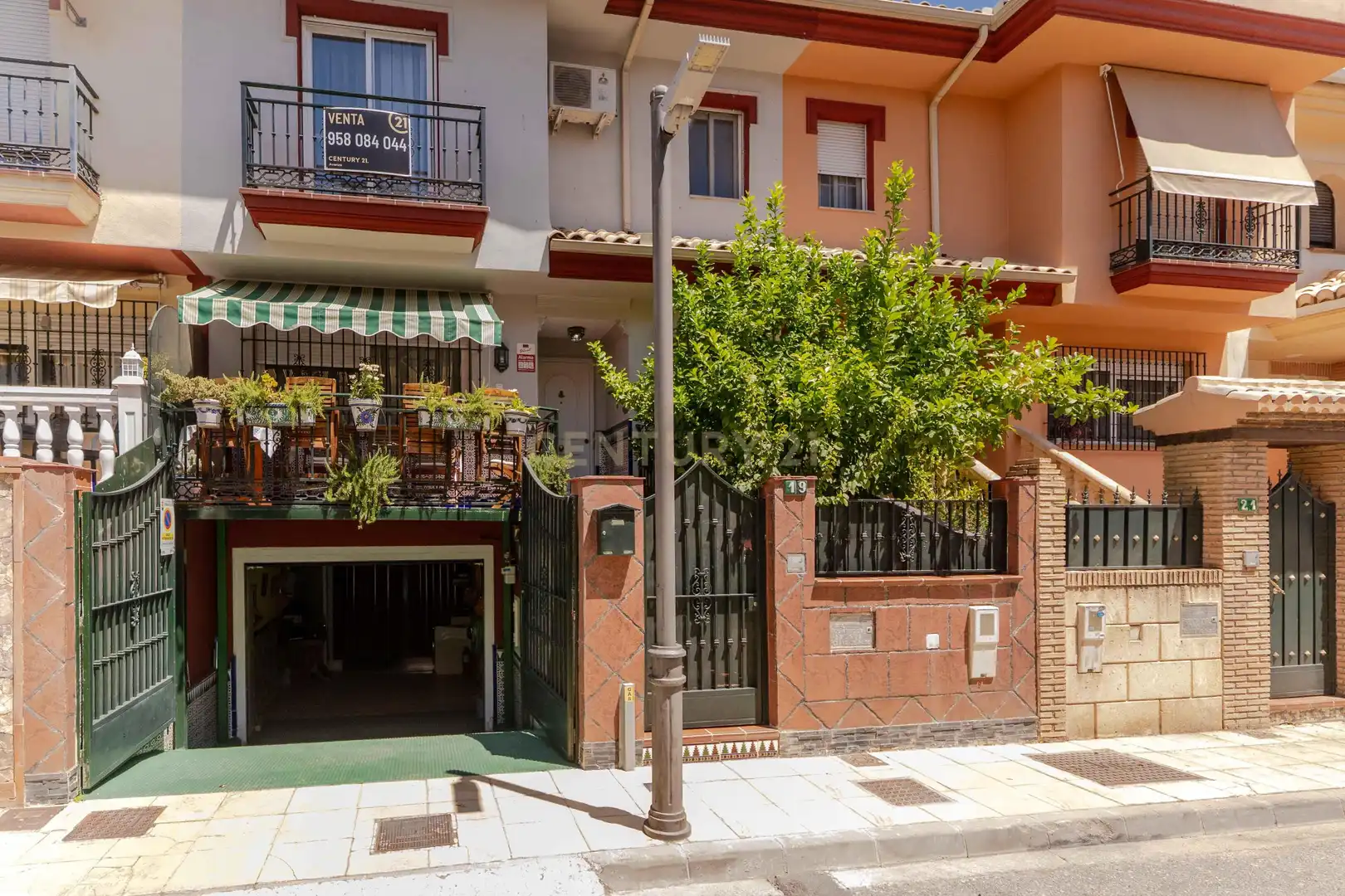 Vista exterior de Casa o xalet en venda en Churriana de la Vega amb Aire condicionat, Traster i Piscina