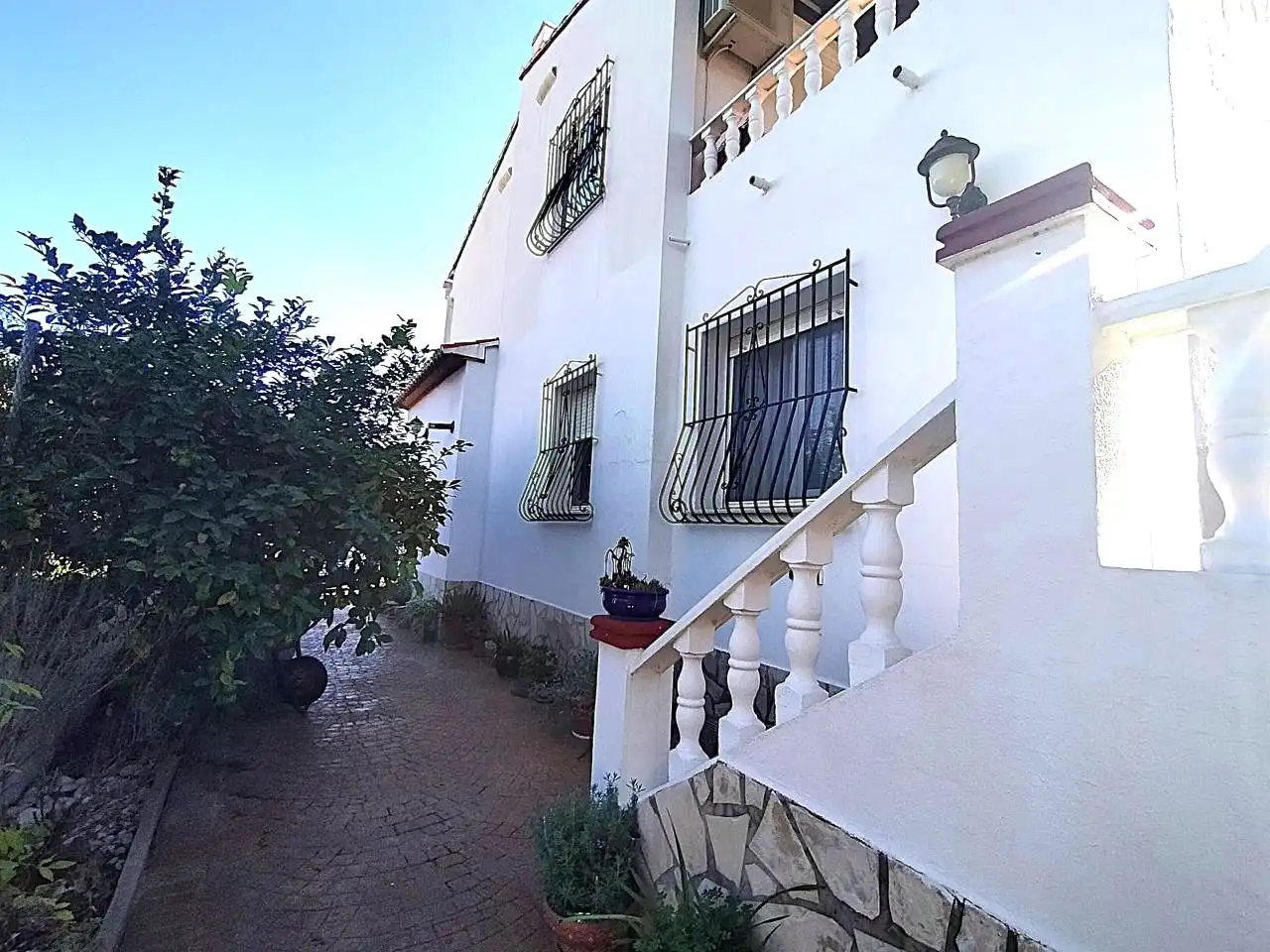 Vista exterior de Casa o xalet en venda en Oliva amb Aire condicionat, Jardí privat i Terrassa