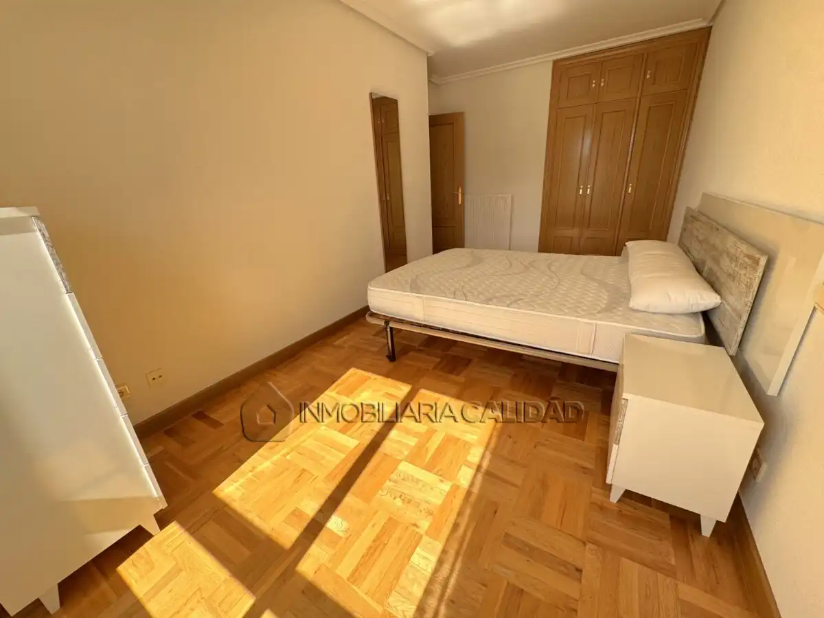 Schlafzimmer von Wohnung zur Miete in Burgos mit Heizung, Terrasse und Möbliert