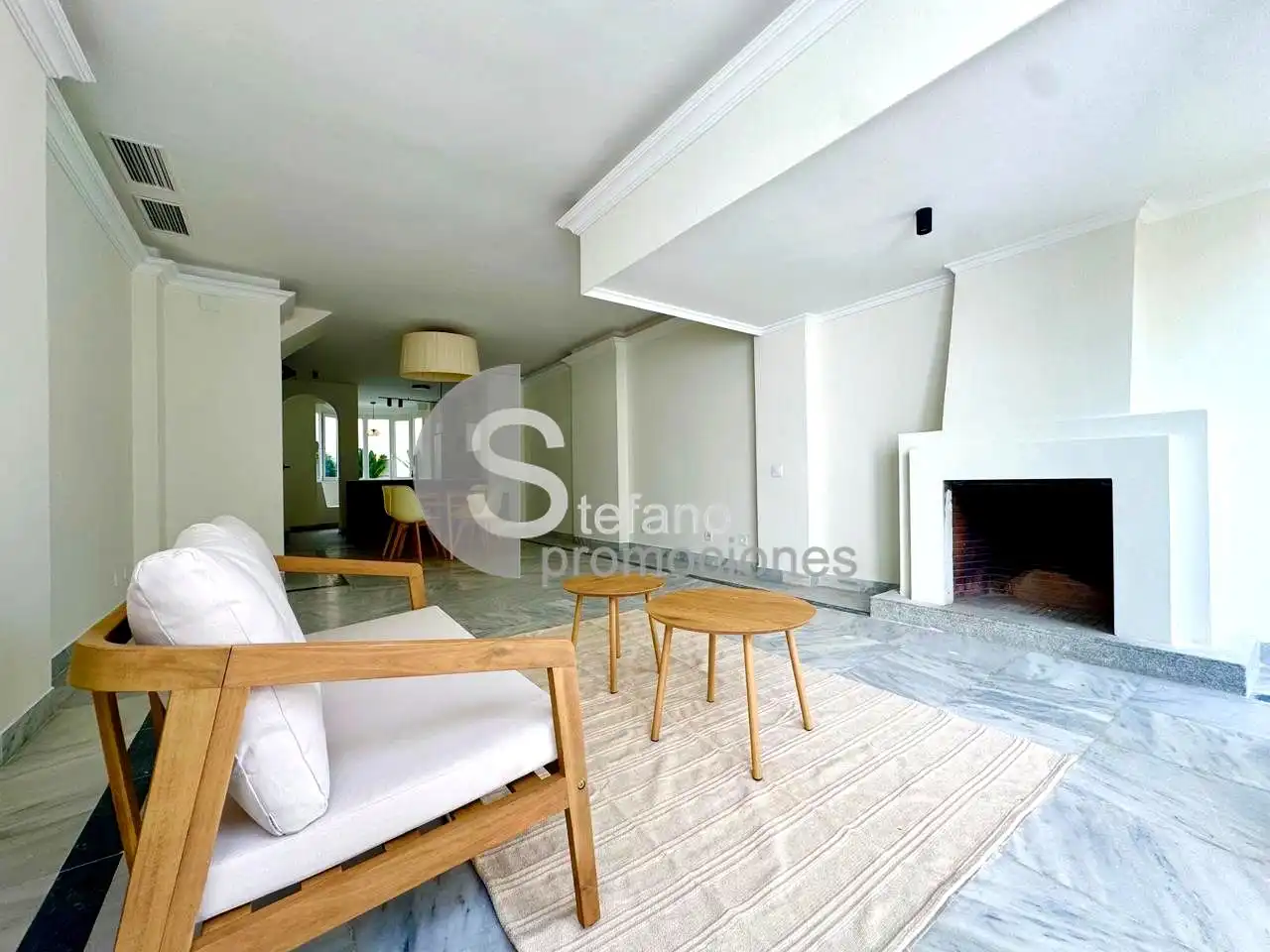 Sala d'estar de Planta baixa en venda en Marbella amb Aire condicionat, Jardí privat i Terrassa