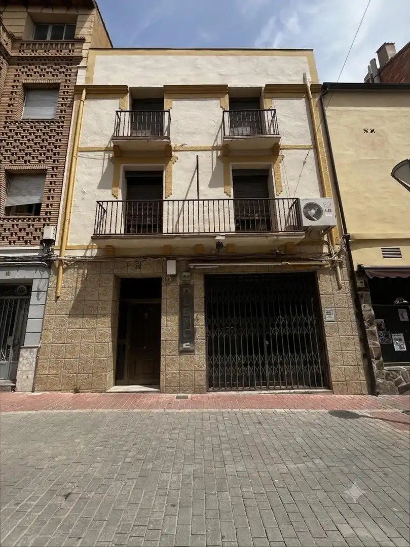 Vista exterior de Casa adosada en venda en Andorra (Teruel) amb Aire condicionat, Terrassa i Balcó