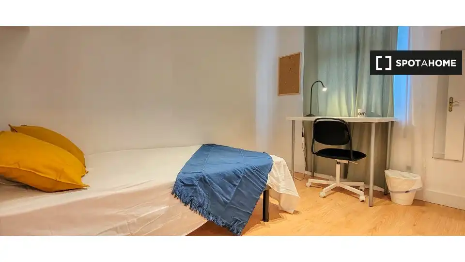 Bedroom of Flat for share in Madrid  with Air Conditioner, Heating and Furnished