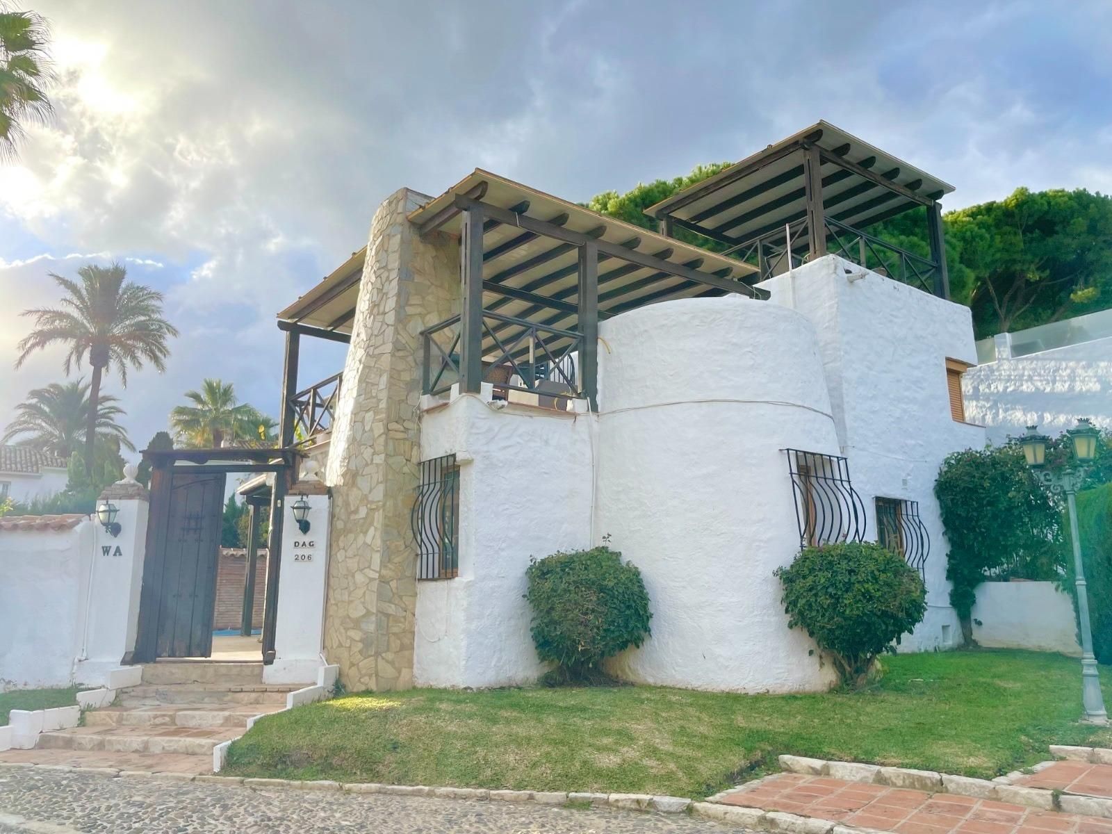 Vista exterior de Casa o xalet en venda en Marbella amb Calefacció, Jardí privat i Terrassa