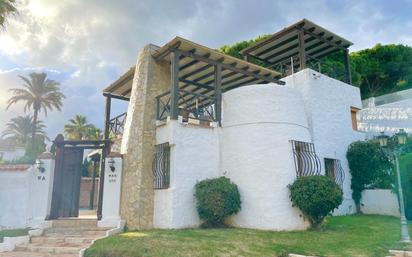 Vista exterior de Casa o xalet en venda en Marbella amb Calefacció, Jardí privat i Terrassa