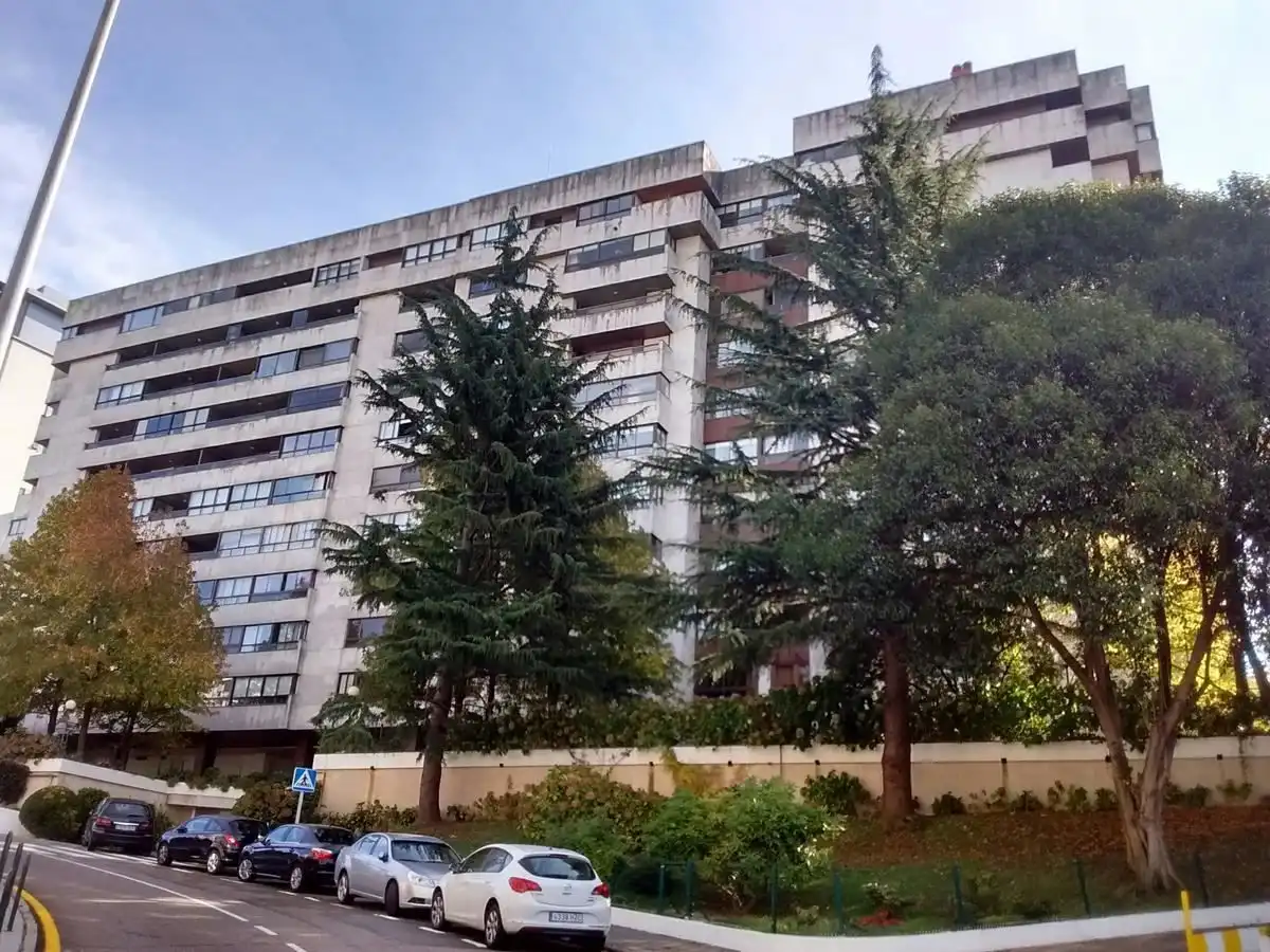 Vista exterior de Piso en venta en Vigo  con Terraza y Piscina comunitaria
