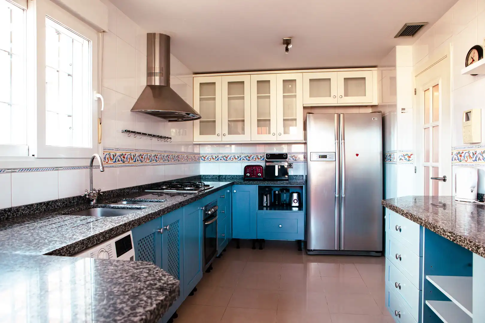 Kitchen of Houses for sale in Espartinas  with Air Conditioner, Private garden and Oven