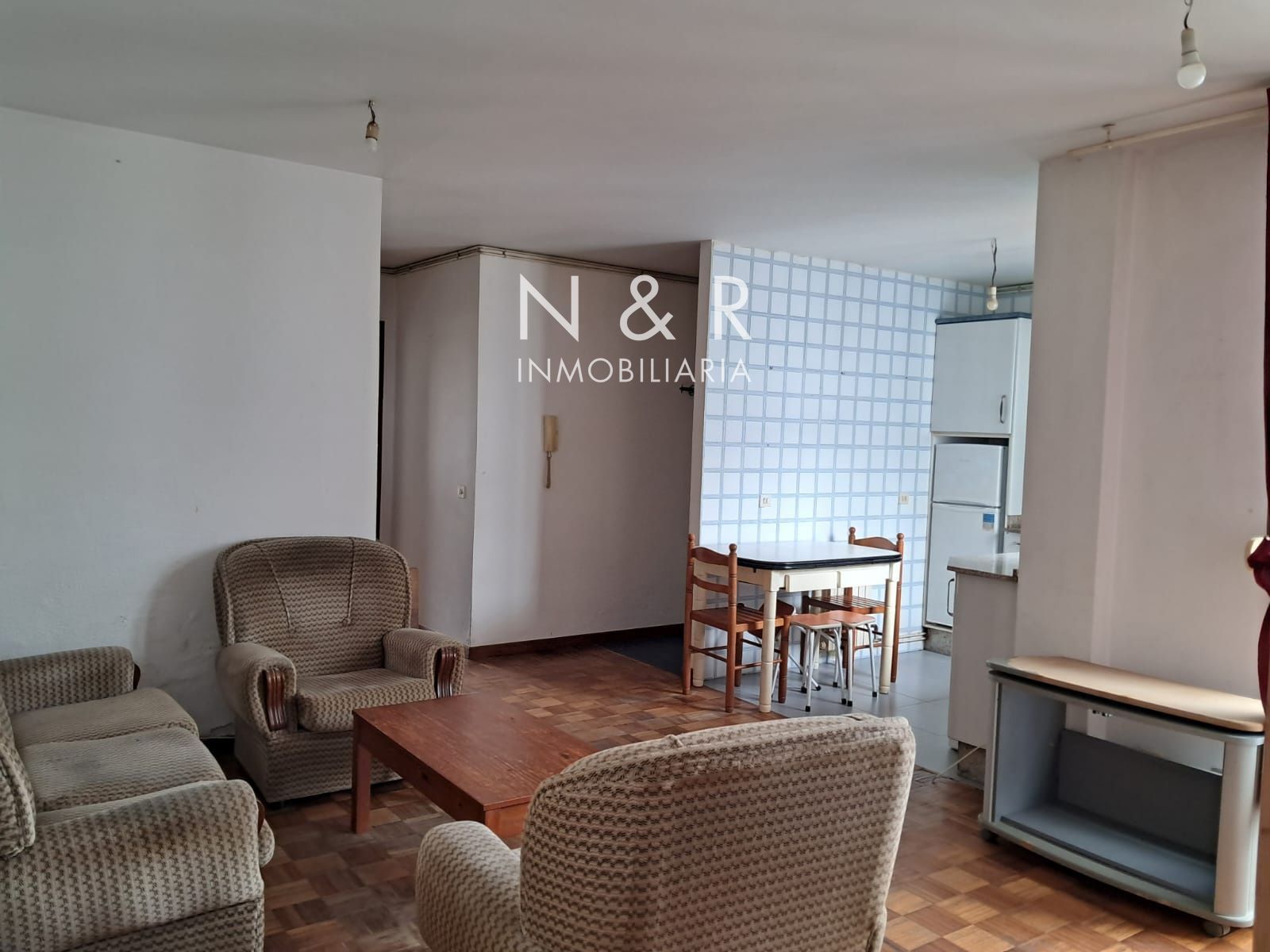 Sala d'estar de Pis en venda en Santiago de Compostela  amb Calefacció i Traster