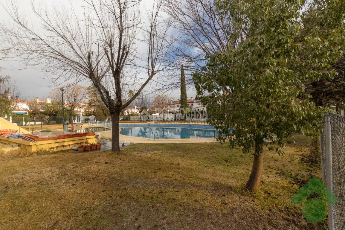 Piscina de Casa adosada en venta en Ogíjares con Aire acondicionado, Calefacción y Trastero