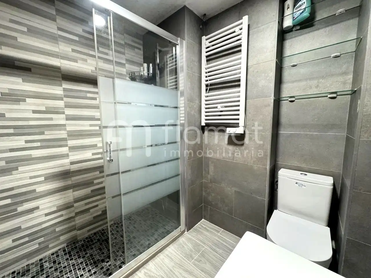 Bathroom of Flat for sale in Figueres
