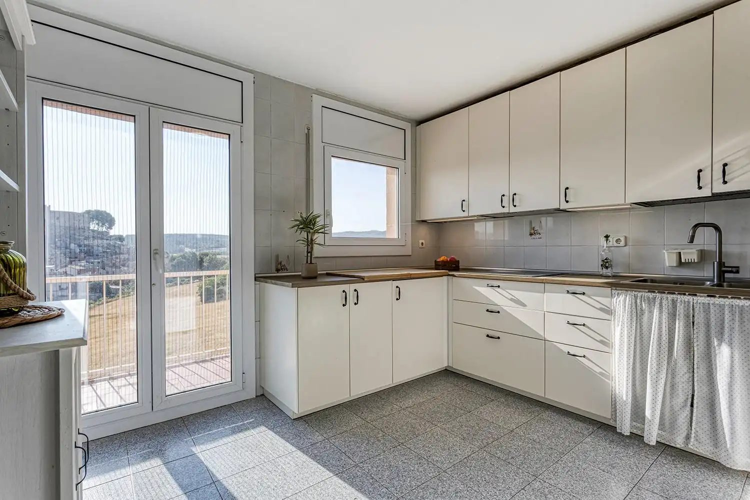 Küche von Wohnung zum Verkauf in Sant Martí de Tous mit Terrasse, Abstellraum und Balkon