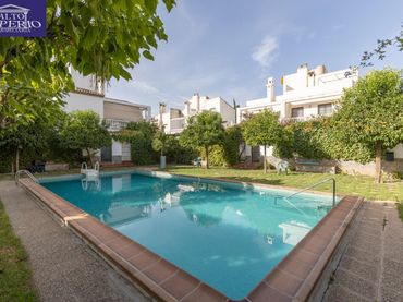 Casa pareada con balcón en venta en Calle de Almajara 27