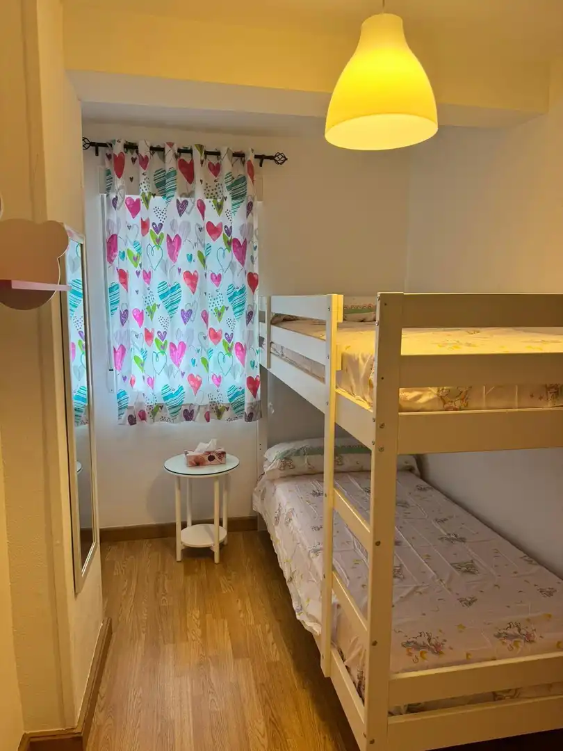 Habitación de Piso de alquiler en Almuñécar con Jardín privado, Terraza y Amueblado