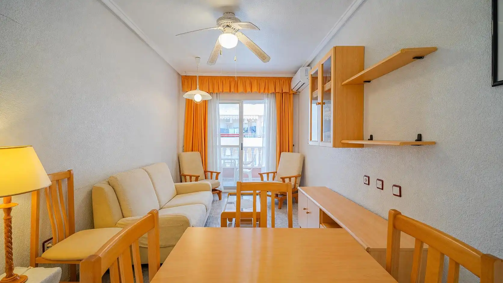 Sala de estar de Apartamento en venta en Torrevieja con Aire acondicionado, Terraza y Amueblado