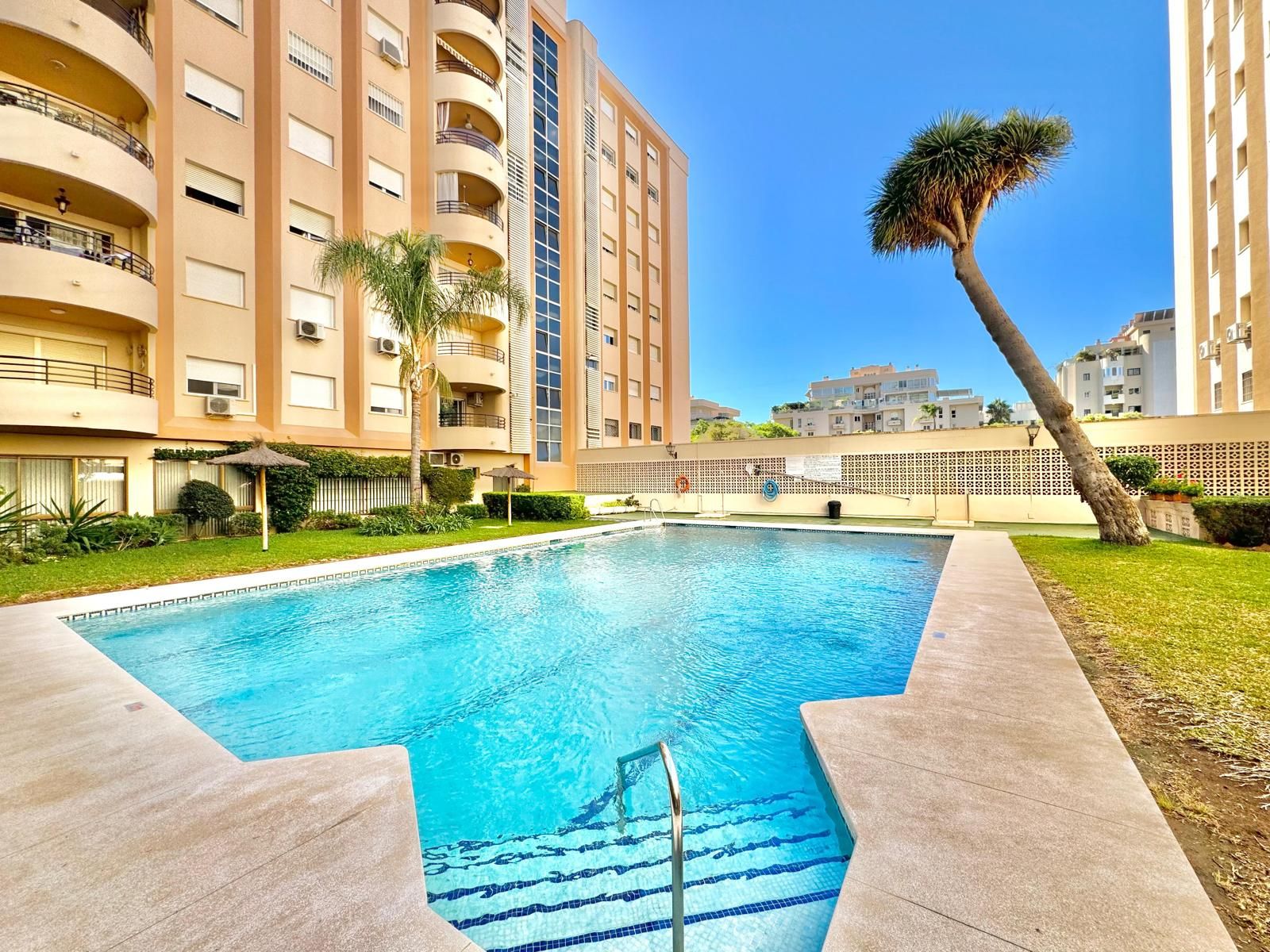 Piscina de Pis en venda en Marbella amb Aire condicionat, Terrassa i Forn