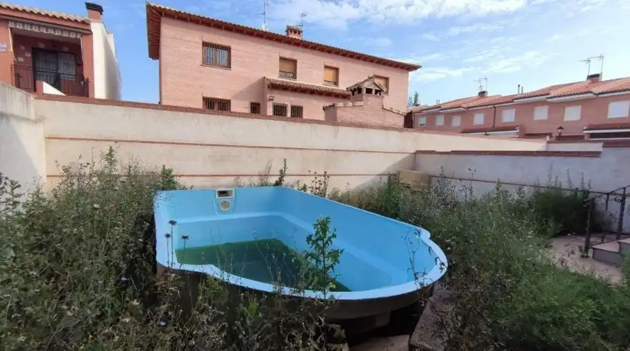 Piscina de Casa adosada en venda en Hormigos