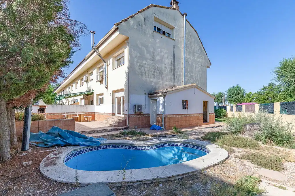 Casa aparellada amb piscina en venda a C/ Veguilla, imagen 28