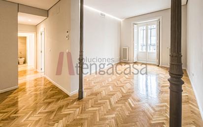 Living room of Flat to rent in  Madrid Capital  with Air Conditioner, Heating and Parquet flooring