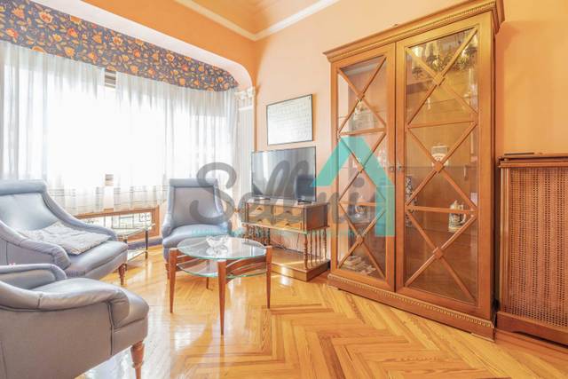 Piso en Alquiler en Uría en Salesas - Foncalada - Campoamor