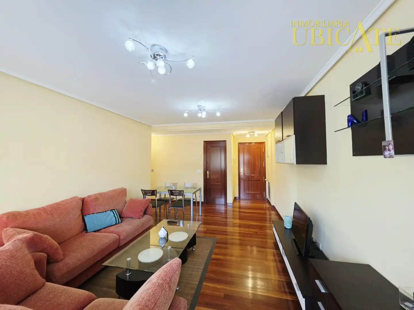 Sala de estar de Piso en venta en Castro-Urdiales con Calefacción, Parquet y Terraza