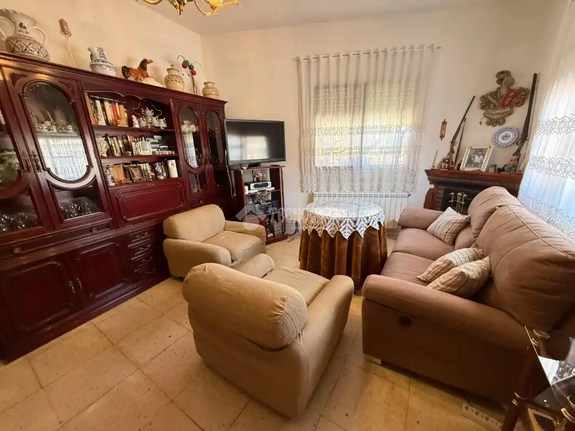 Sala de estar de Casa adosada en venta en Lucillos con Aire acondicionado y Calefacción
