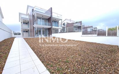 Vista exterior de Casa adosada en venda en Cambrils amb Aire condicionat, Jardí privat i Terrassa