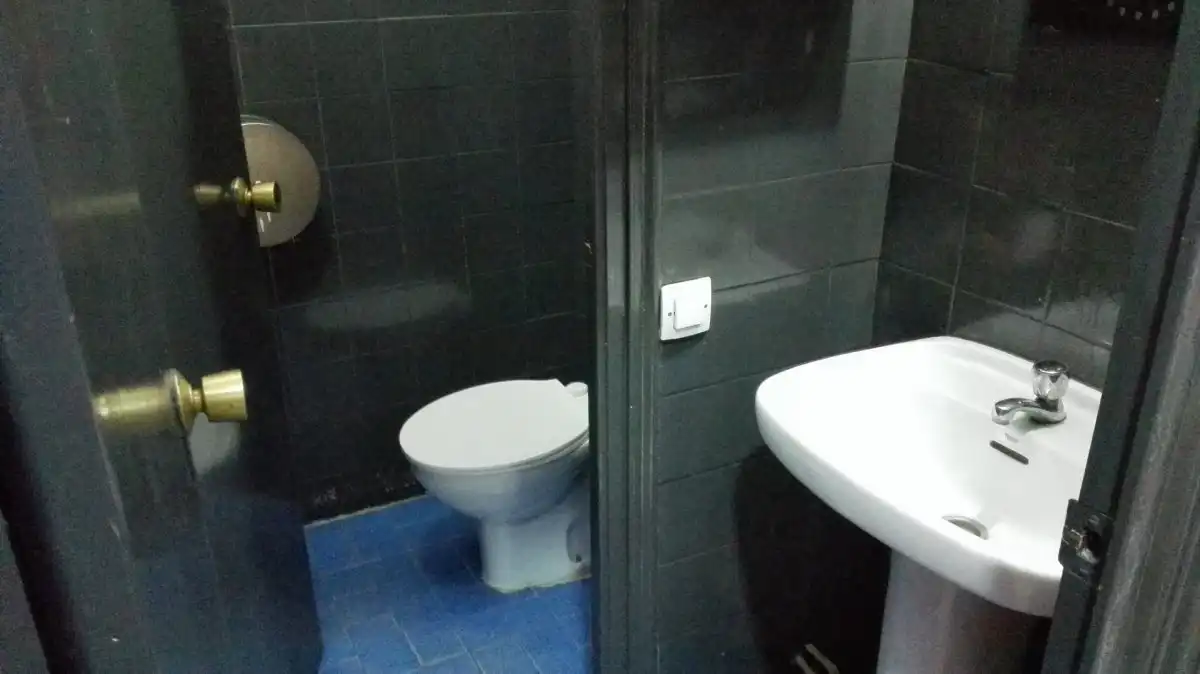 Bany de Local en venda en Móstoles amb Aire condicionat i Moblat