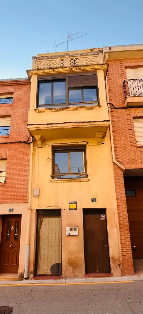 Vista exterior de Casa adosada en venta en Arenzana de Abajo con Balcón