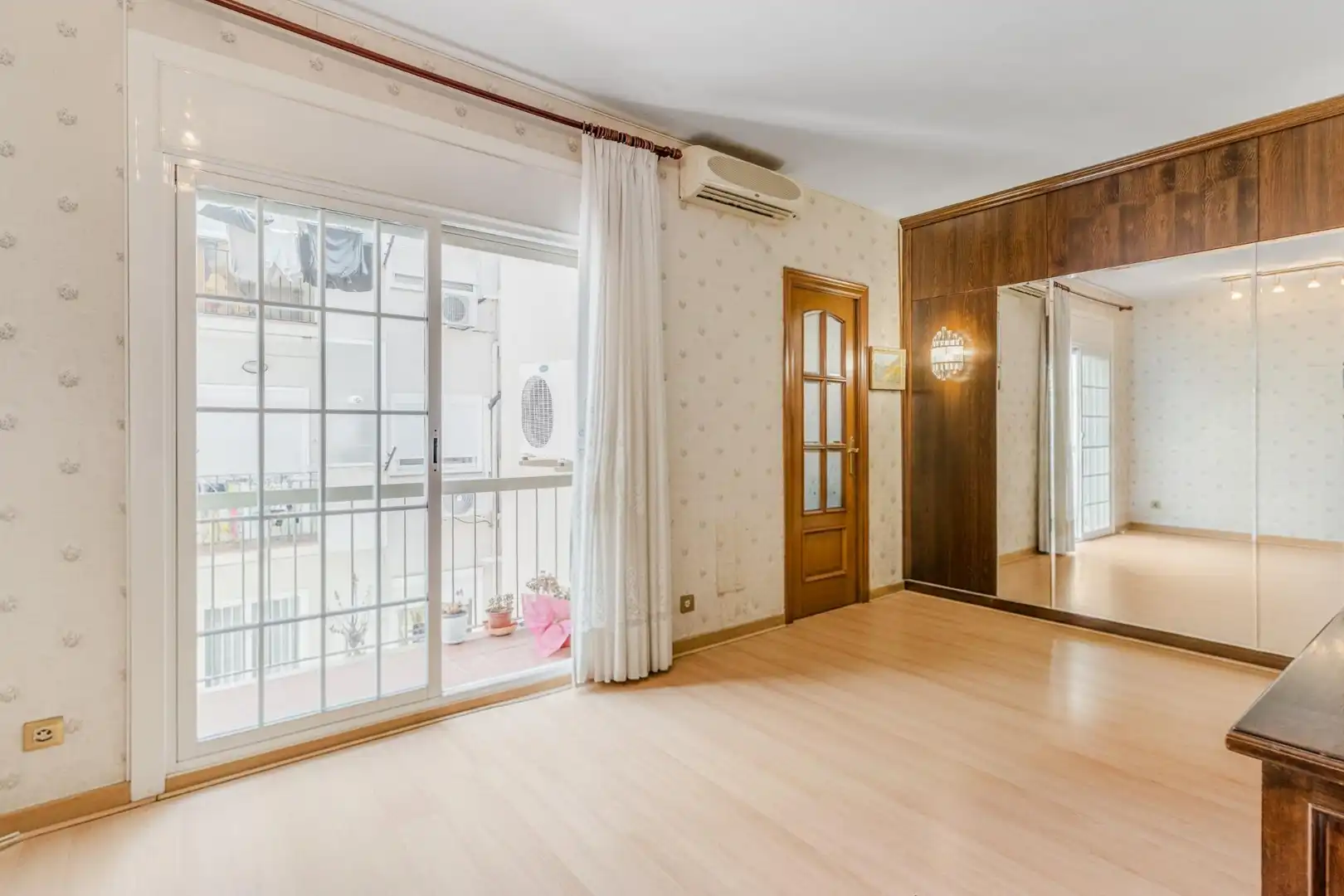Bedroom of Flat for sale in Barcelona  with Air Conditioner