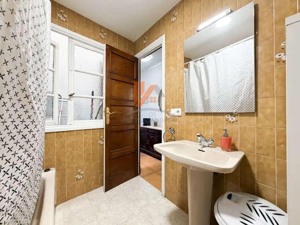 Baño de Piso en venta en Santiago de Compostela  con Horno