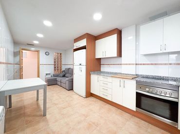 Appartamento con ascensore in affitto a Calle VIRGEN DESAMPARADOS 48