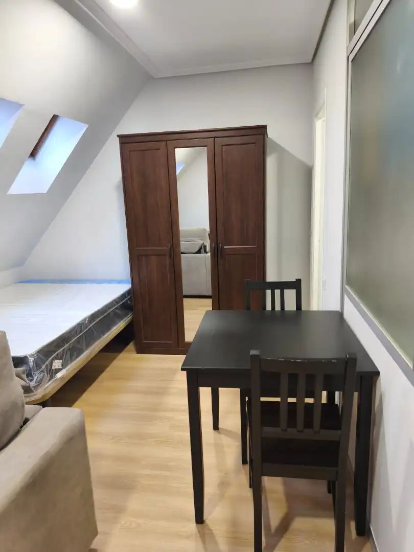 Schlafzimmer von Wohnung zur Miete in Oviedo  mit Heizung, Parkett und Möbliert
