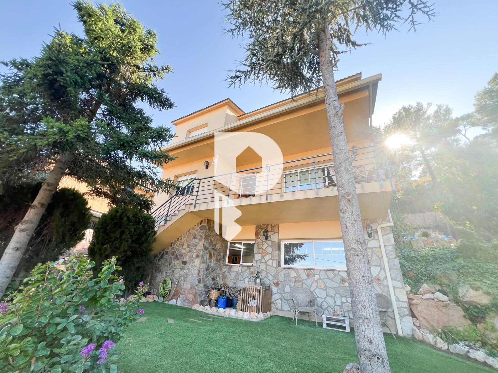 Vista exterior de Casa o xalet en venda en Corbera de Llobregat amb Aire condicionat, Jardí privat i Terrassa