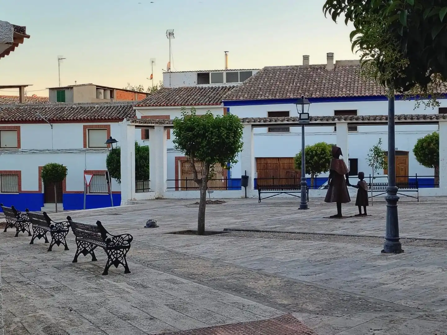 Vista exterior de Casa adosada en venda en Campo de Criptana amb Balcó